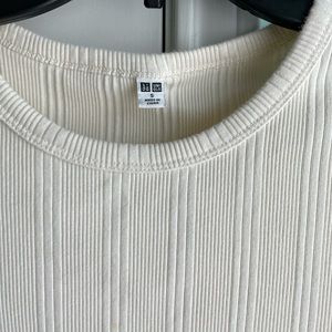 Uniqlo cream stretch basic tee